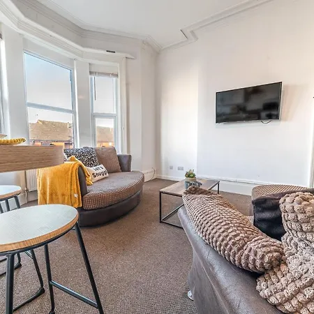 Spacious 3 Bedroom *